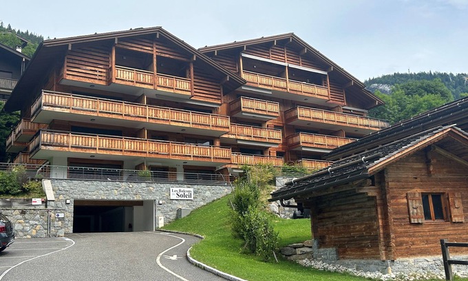 Le Grand-Bornand Apartment | Apartment 'Appartement Le Barat'ski' with Mountain View, Private Terrace and Wi-Fi