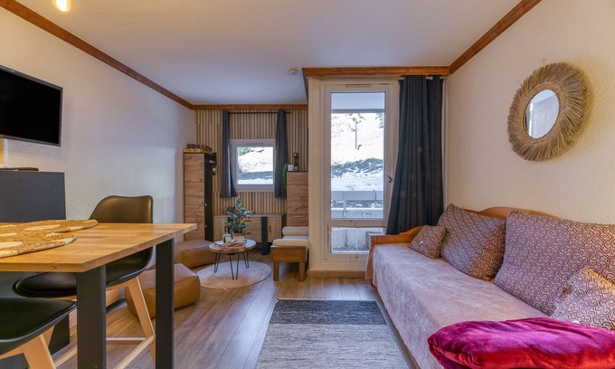 Eclose-Ouest Apartment | Apartment 'Appart 4 Personnes Pied Des Pistes' with Mountain View and Balcony