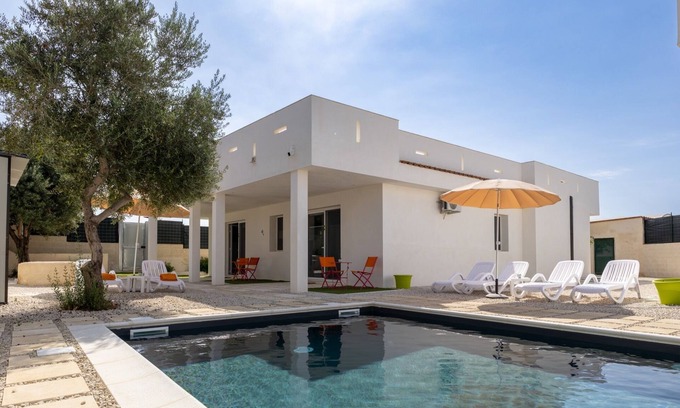 Scoglitti Apartment | Apartment 'Appartamento Basilico' with Shared Pool, Wi-Fi and Air Conditioning