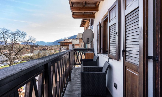 Cles Apartment | Apartment 'Appartamento Cles' with Mountain View, Balcony and Wi-Fi
