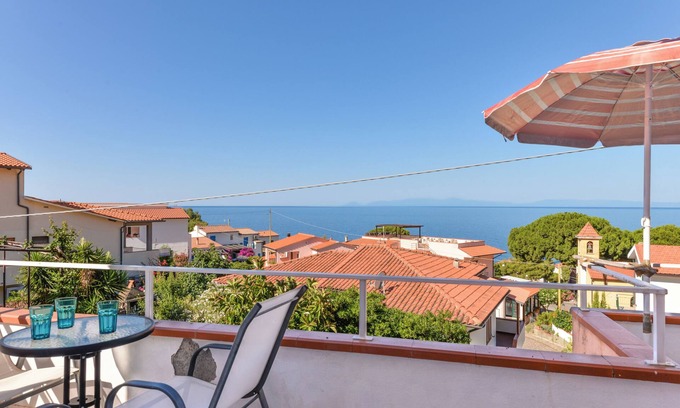 Chiessi Apartment | Apartment 'Appartamento Con Vista Mare Chiessi' with Sea View, Balcony and Air Conditioning