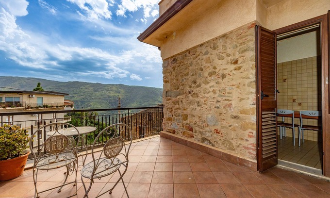 Ficarra Apartment | Apartment 'Appartamento 4 - Stanza 42' with Shared Terrace, Wi-Fi and Air Conditioning