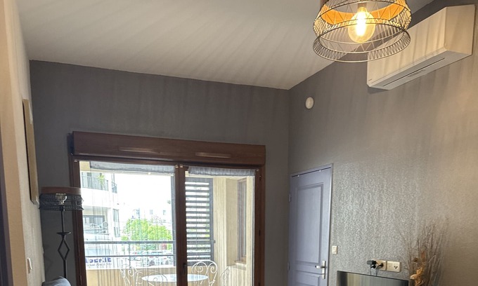 Uzes Apartment | Apartment 'Appartement Des Cedres' with Private Terrace, Wi-Fi and Air Conditioning