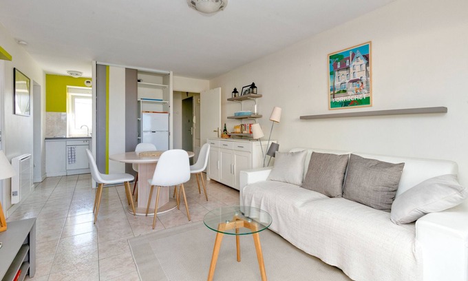 Pornichet Apartment | Apartment 'Appartement Vue Mer - 50 M Plage' with Sea View and Private Terrace