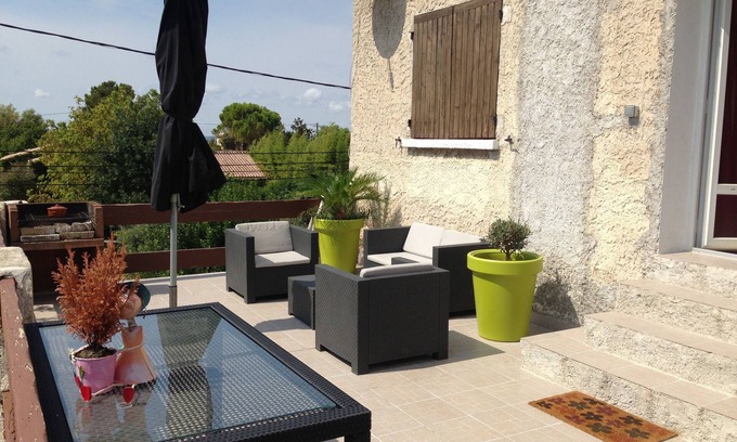 Marignane Apartment | Apartment at the top of the villa with terrace and land for animals, 5 people