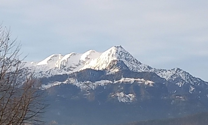 Velden am Worther See Apartment | Apartment 'Haus Melanie - Fewo 4' with Mountain View, Shared Garden and Wi-Fi
