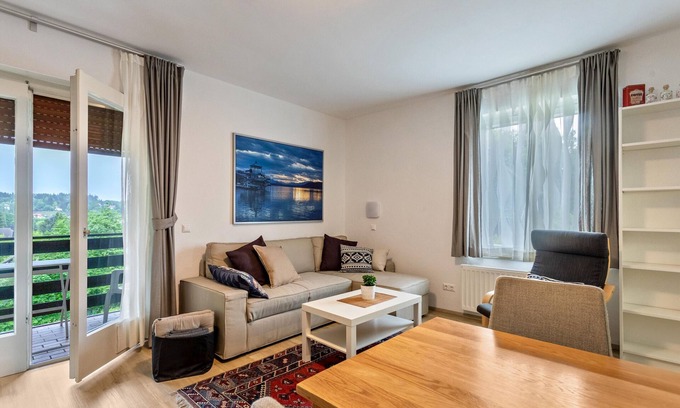 Velden am Worther See Apartment | Apartment 'Haus Melanie - Fewo 2' with Mountain View, Shared Garden and Wi-Fi
