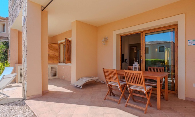 Murta Maria Apartment | Apartment 'Avocado' with Shared Pool, Private Garden and Air Conditioning