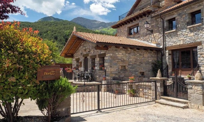 Borrastre Apartment | Apartment 'Bachella' with Mountain View, Private Terrace and Wi-Fi