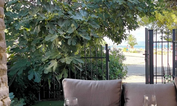 Srima Apartment | Apartment Beachfeeling First row to the sea, private garden and parking lot