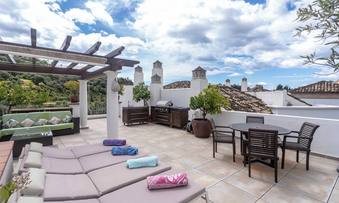 Benahavis Apartment | Apartment 'Beautiful Penthouse with Solarium', Mountain View, Pool, Garden & Wi-Fi