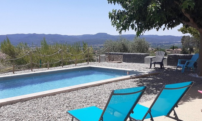 Lauris Apartment | Apartment below a villa in a village in the heart of the Luberon