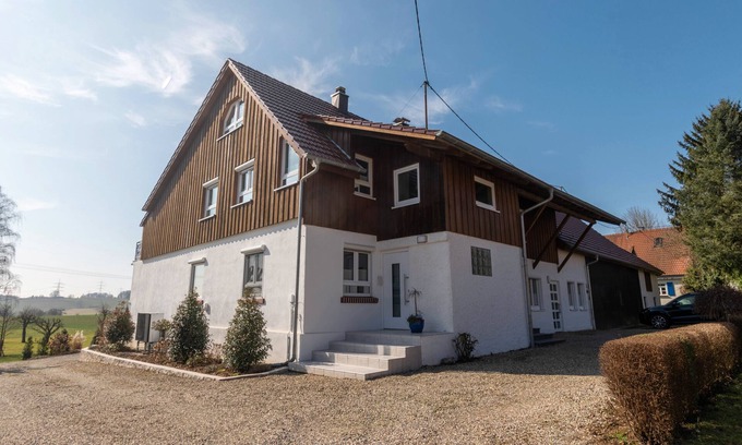 Bergfeld Apartment | Apartment 'Bergfeld' with Shared Garden, Balcony and Wi-Fi