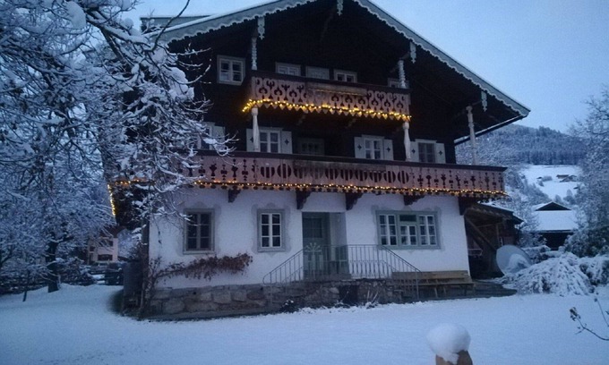 Muhlbach im Pinzgau Apartment | Apartment "Bergkristal" in traditional austrian wooden chalet