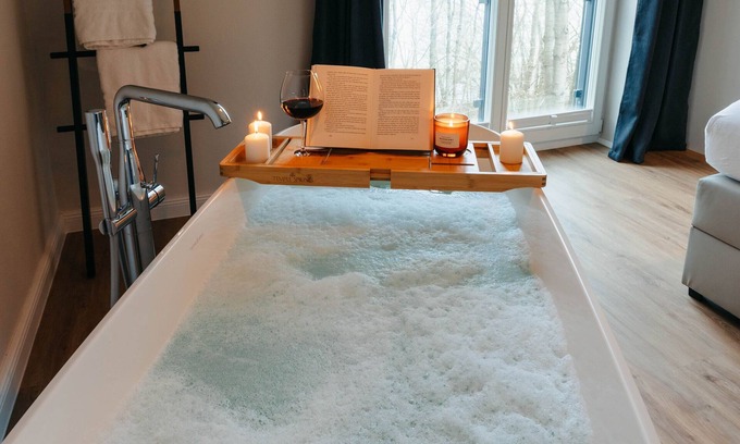 Ratzeburg Apartment | Apartment between forest and lake with free-standing bathtub and balcony (5 star DTV)