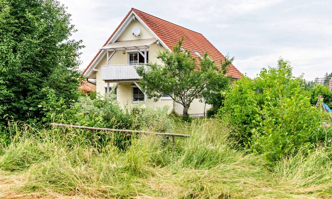 Owingen Apartment | Apartment "Beutenmühle Straussenfarm Dach" with Shared Garden & Balcony
