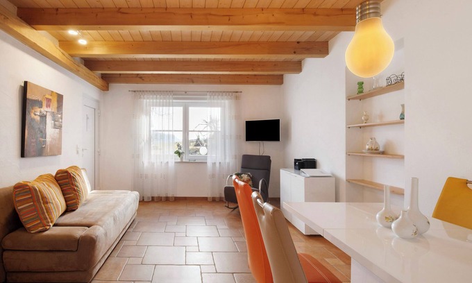 Mickhausen Apartment | Apartment 'Birkethof - Fernblick' with Mountain View, Private Terrace and Wi-Fi