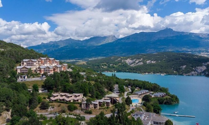 Chorges House | Apartment by Lake Serre-Ponçon with Pool