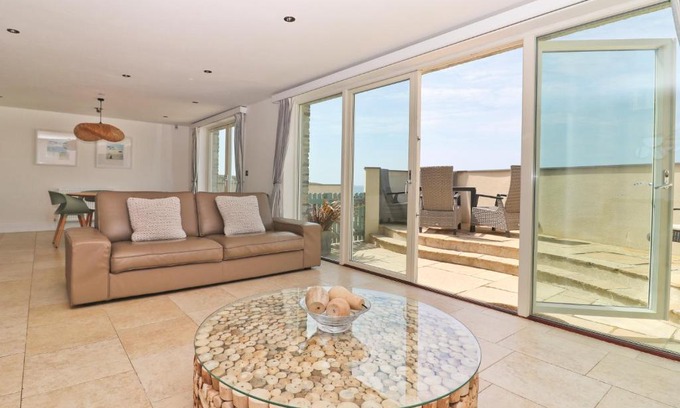 Treyarnon Apartment | APARTMENT BY THE BEACH The Foxcove
