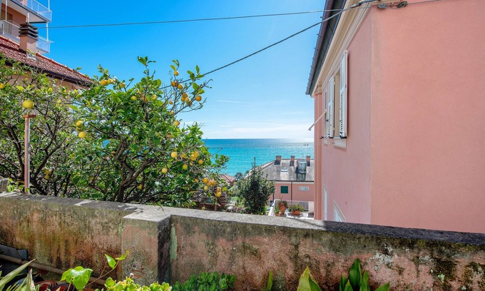 Cogoleto Apartment | Apartment 'Ca' Celeste' with Air Conditioning