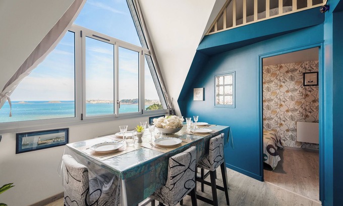 Dinard Apartment | Apartment 'Casa Del Mar' with Sea View, Shared Garden and Wi-Fi