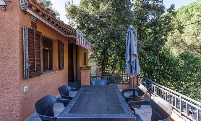 Albanya Apartment | Apartment 'Casa En Albanyà' with Mountain View, Private Terrace and Wi-Fi