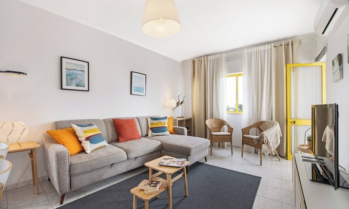 Portimao Apartment | Apartment "Casa Gaivota" with Shared Pool & Wi-Fi