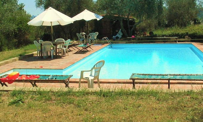 Murlo Apartment | Apartment 'Casa Gialla A Murlo' with Shared Pool, Wi-Fi and Air Conditioning