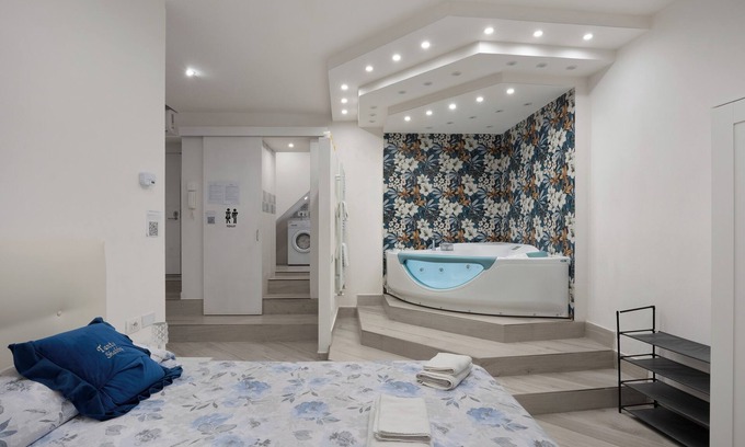 Quartieri Spagnoli Apartment | Apartment 'Casa Giulia' with Wi-Fi and Air Conditioning