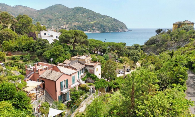 Valle Santa Apartment | Apartment 'Casa Glicine Sul Mare' with Private Terrace, Shared Garden and Wi-Fi