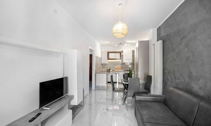 Vallecrosia Apartment | Apartment Casa Grigio Perla with Balcony