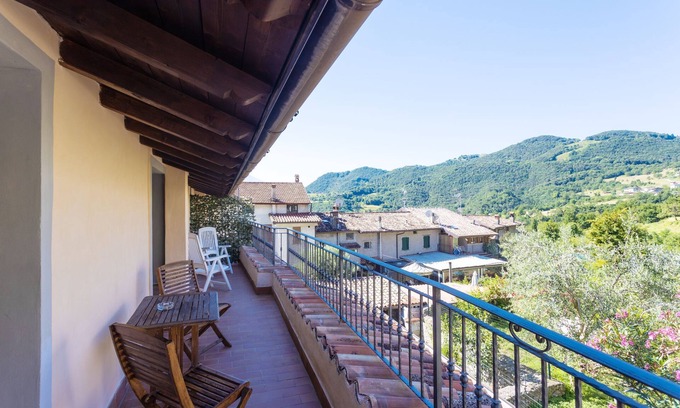 Vesio Apartment | Apartment 'Casa Rita App 1' with Terrace, Shared Garden and Wi-Fi
