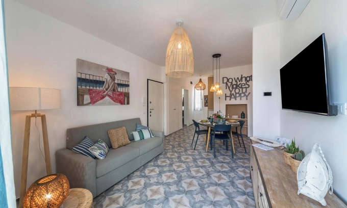 Lierna Apartment | Apartment Casa Royale Appartamento Acqua with Wi-Fi, A/C & Balcony