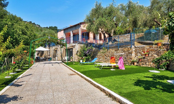 Diano Marina Villa | Apartment "Casa Taggiasca" with Garden & Wi-Fi