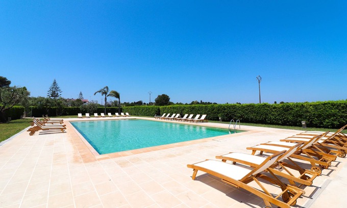 Otranto Apartment | Apartment "Casa Vacanza Locorotondo Otranto" with Garden, Shared Pool & Wi-Fi