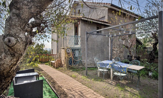 Vallebona Apartment | Apartment 'Casa Vita' with Sea View, Private Garden and Wi-Fi