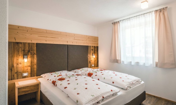 San Genesio Apartment | Apartment "Chalet La Flüta Primula" with Mountain View, Balcony and Wi-Fi