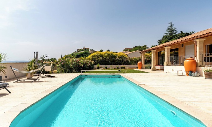 Crillon-le-Brave Apartment | Apartment 'Chambre Jasmin' with Mountain View, Wi-Fi and Air Conditioning