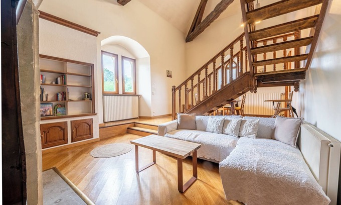 Alby-sur-Cheran Apartment | Apartment 'Château De Montpon - Grand Logement' with Shared Garden and Wi-Fi