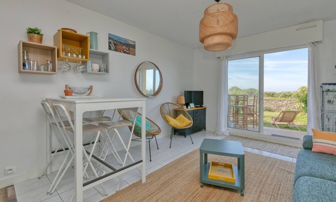 Le Croisic Apartment | Apartment 'Cosy Face La Mer' with Sea View, Private Terrace and Wi-Fi