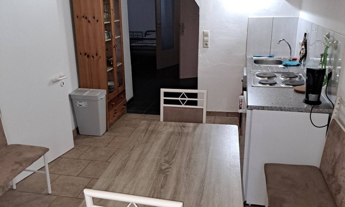 Graitschen b. Burgel Apartment | Apartment 'An Der Gleise' with Wi-Fi