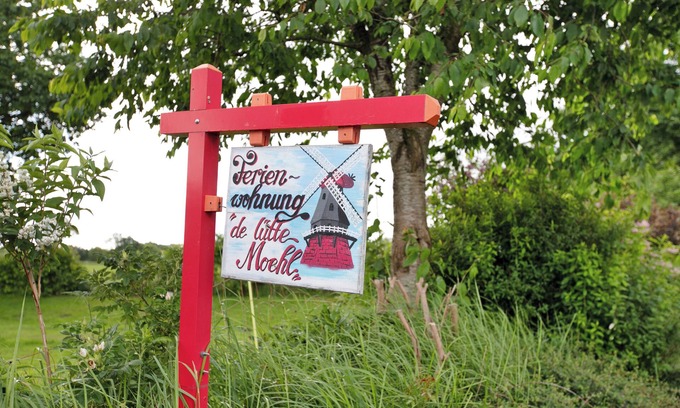 Hollingstedt Apartment | Apartment 'De Lütte Moehl' with Natural Swimming Pond and Shared Terrace