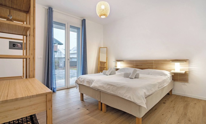 Lido di Jesolo Apartment | Apartment 'Deluxe 6' with Shared Garden, Wi-Fi and Air Conditioning