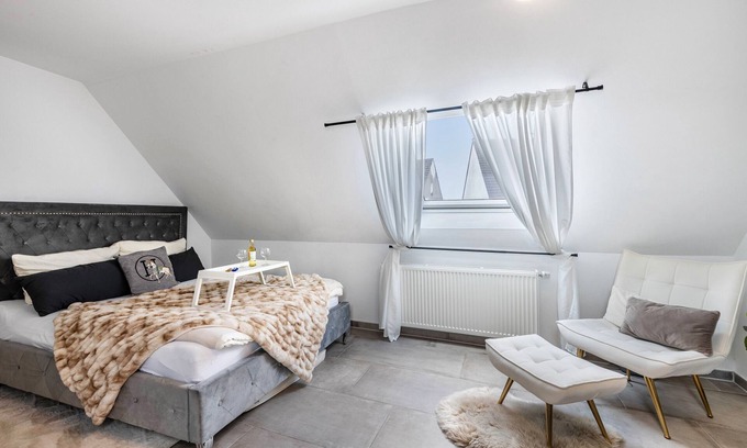 Duisburg Sud Apartment | Apartment 'Deluxe' with Wi-Fi and Air Conditioning