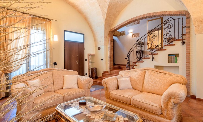 Mesagne Apartment | Apartment 'Dimora La Reggia' with Private Pool, Wi-Fi and Air Conditioning