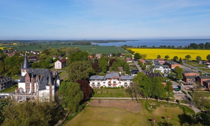Muritz Apartment | Apartment Direkt am See mit Balkon und Kamin Wiesengeflüster