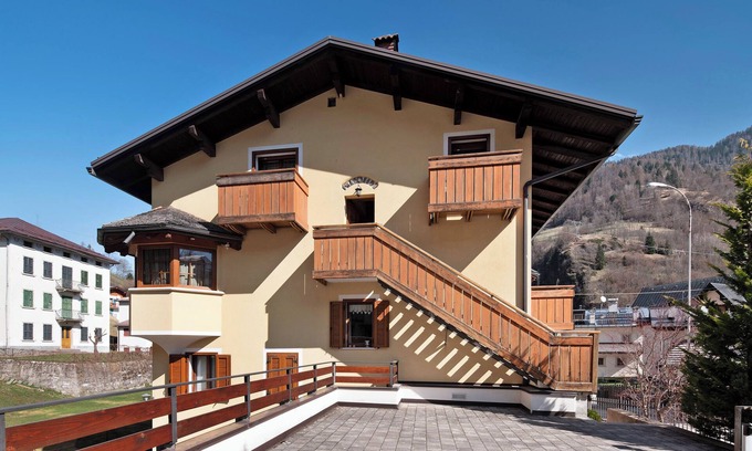 Alleghe Apartment | Apartment 'Dolomiti' with Mountain View, Balcony and Wi-Fi