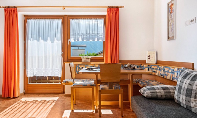 Chifa Apartment | Apartment 'Dorfblick' with Mountain View, Shared Garden and Wi-Fi