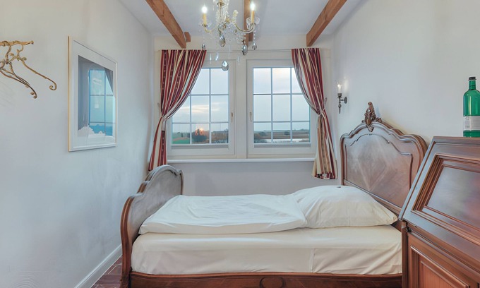 Horsbull Apartment | Apartment 'Emil Nolde Suite' with Shared Garden and Wi-Fi