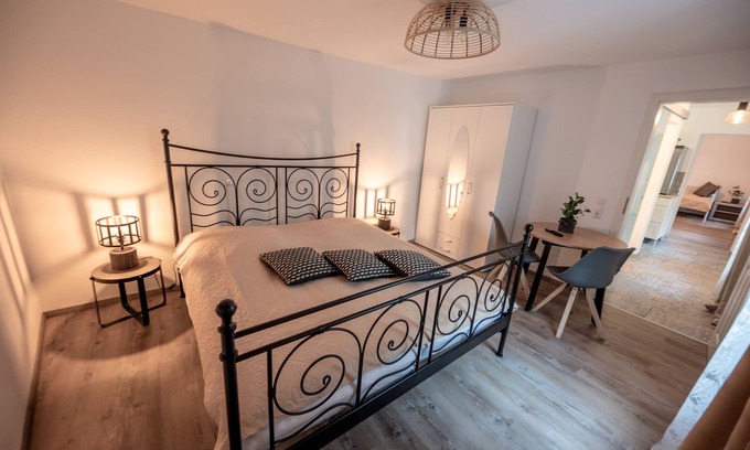 Weisenheim am Sand Apartment | Apartment-Ensuite with Shower-STUDIO